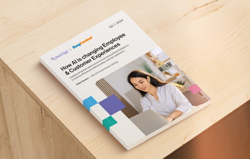 La couverture d’un rapport eBook Metrigy eBook montre une femme travaillant sur son ordinateur portable
