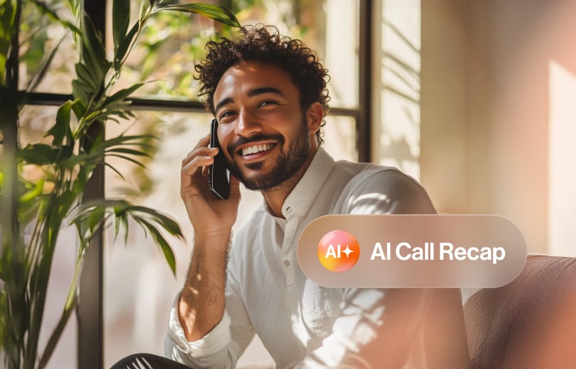 Une femme utilise la fonctionnalité de récapitulation des appels AI Conversation Expert sur son téléphone
