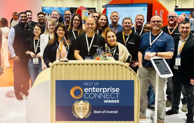 Des collaborateurs RingCentral à un stand célébrant leur prix « Best of Enterprise Connect » 2024