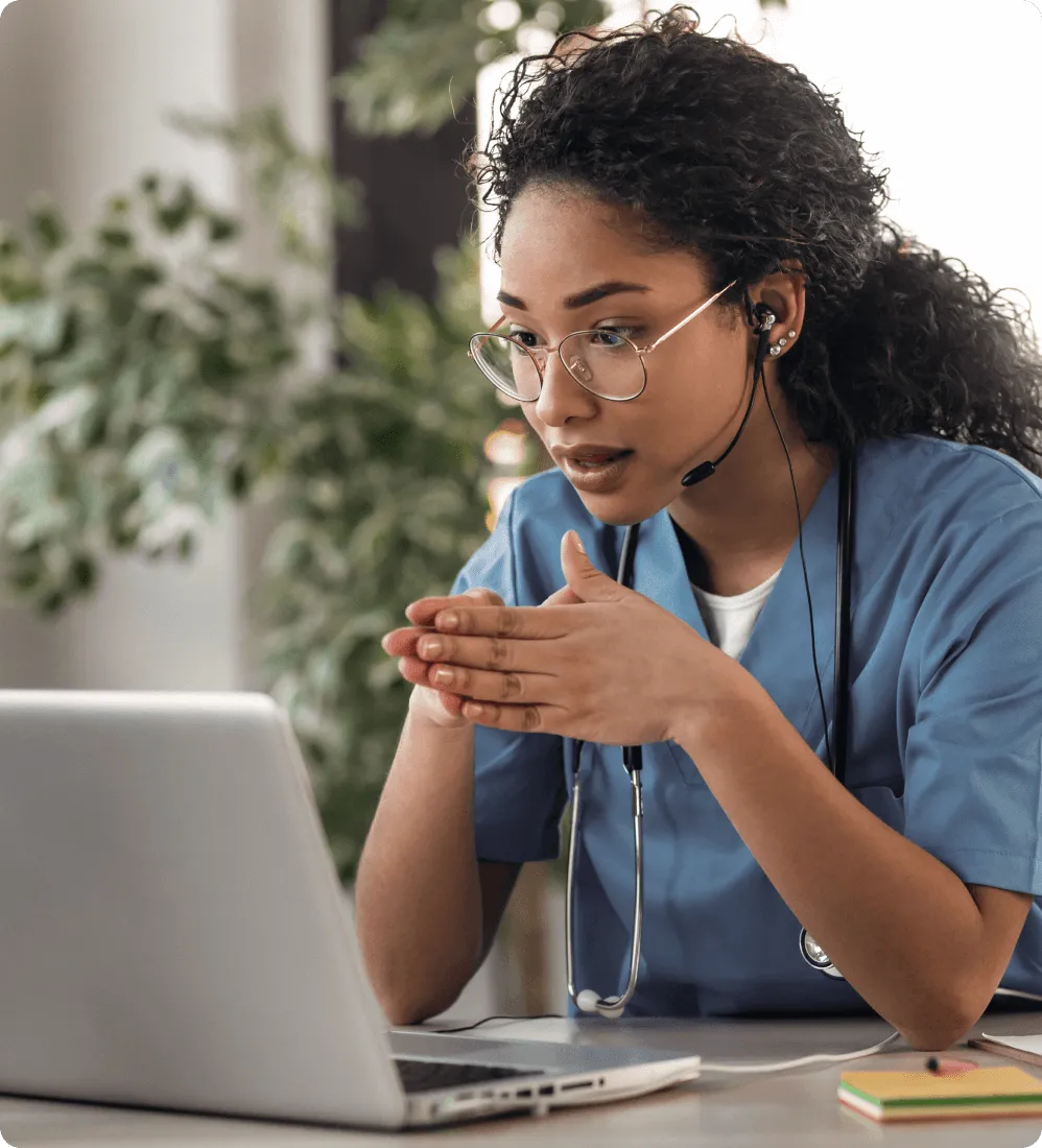 Professionnel de santé utilisant le système de téléphonie intégré de RingCentral pour effectuer des appels sur son ordinateur portable