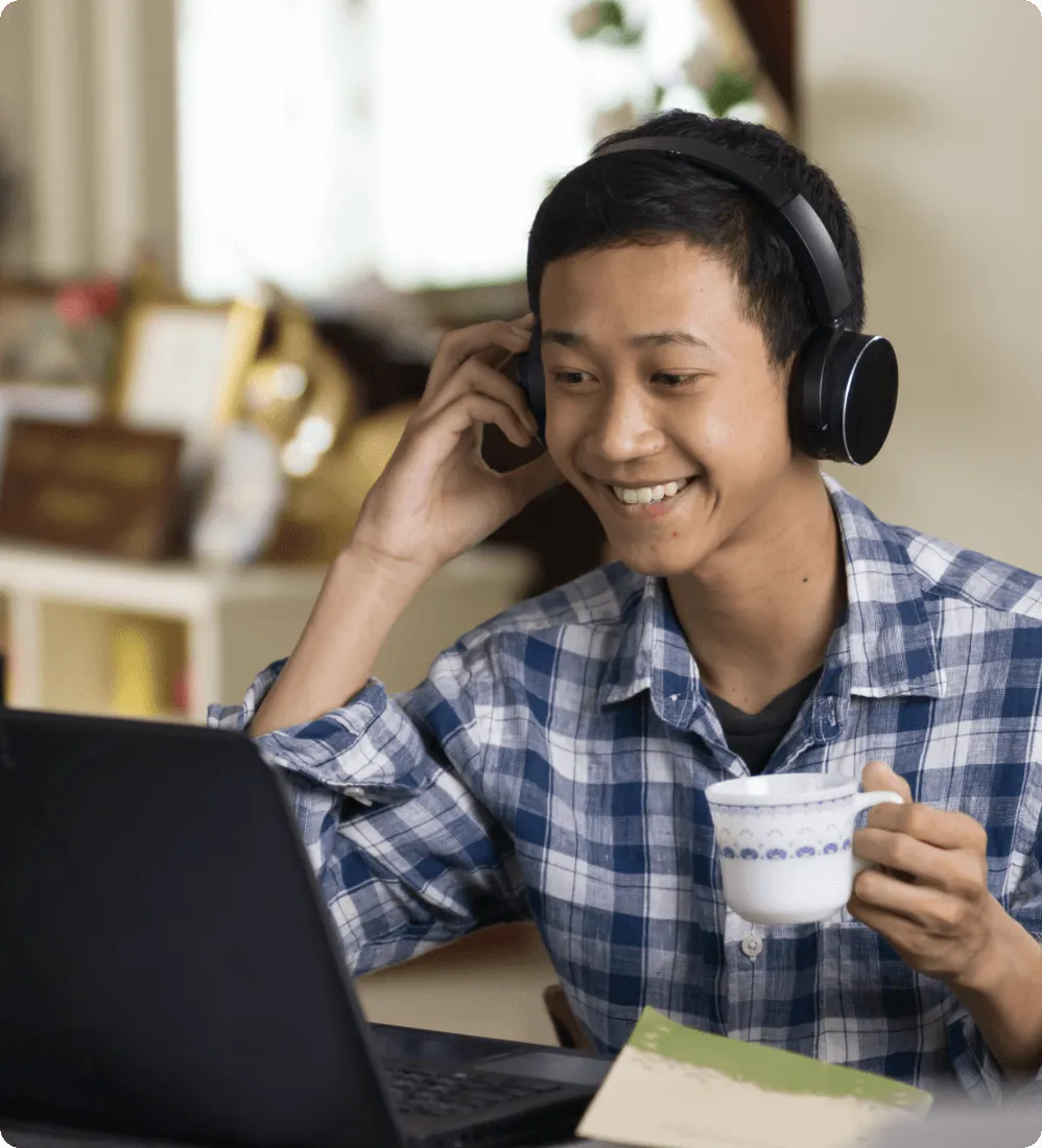 Étudiant utilisant RingCentral Video sur son ordinateur portable pour participer à ses cours en ligne