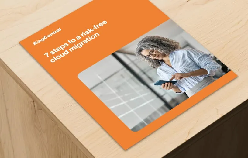 Livre blanc de RingCentral sur la migration vers le cloud sans risque posé sur une table