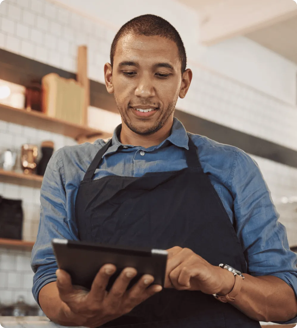 Employé d’un magasin prenant des commandes sur une tablette depuis la solution de communication d’entreprise intégrée de RingCentral