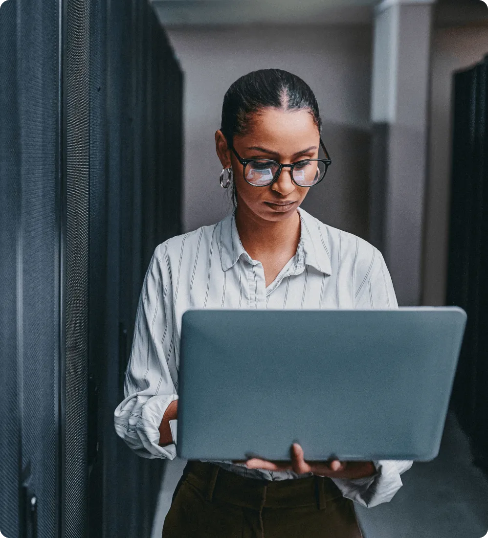 Informaticienne consultant le niveau de service de RingCentral en ligne sur son ordinateur portable