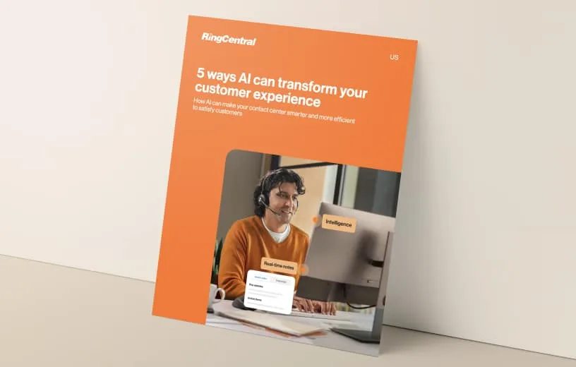 Couverture de l’eBook sur la transformation de l’expérience client par l’IA appuyée contre un mur