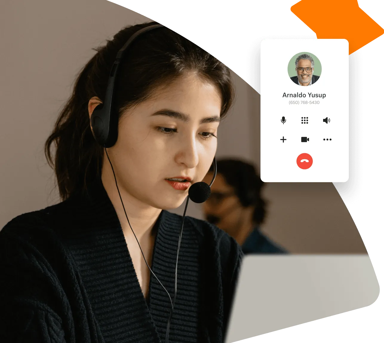 Employée passant un appel en utilisant son numéro professionnel depuis l’application de RingCentral