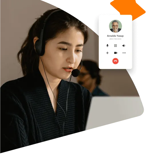 Employée passant un appel en utilisant son numéro professionnel depuis l’application de RingCentral