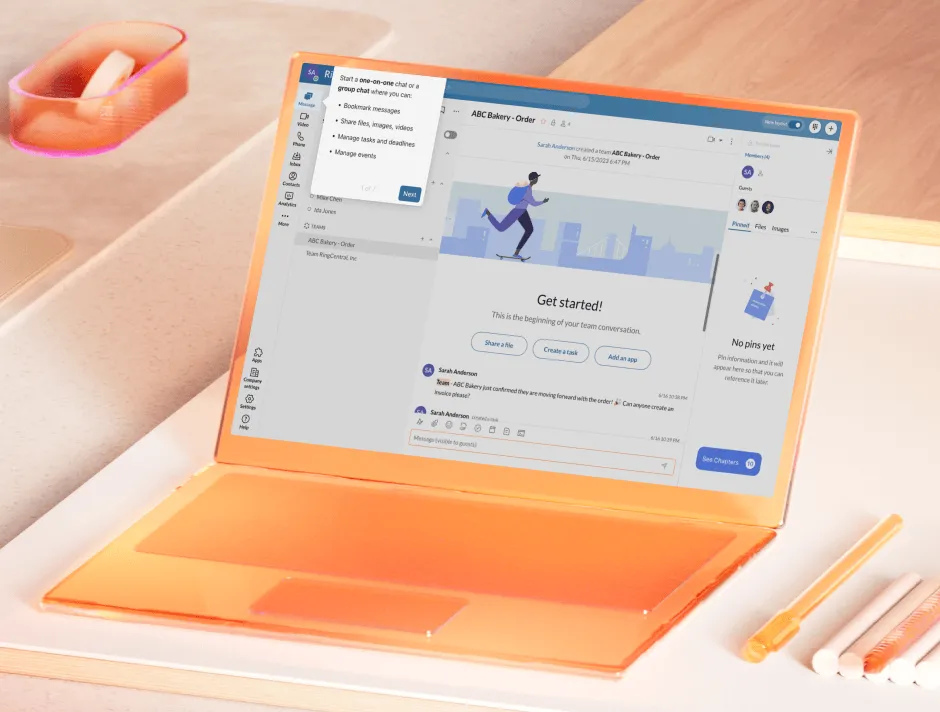 Aplicación de RingCentral en la pantalla de una computadora portátil naranja sobre un escritorio de madera