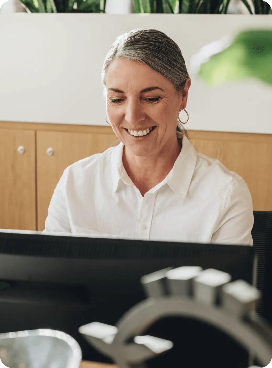 Une responsable admin. regardant son écran