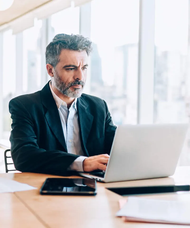 un homme travaillant sur son ordinateur
