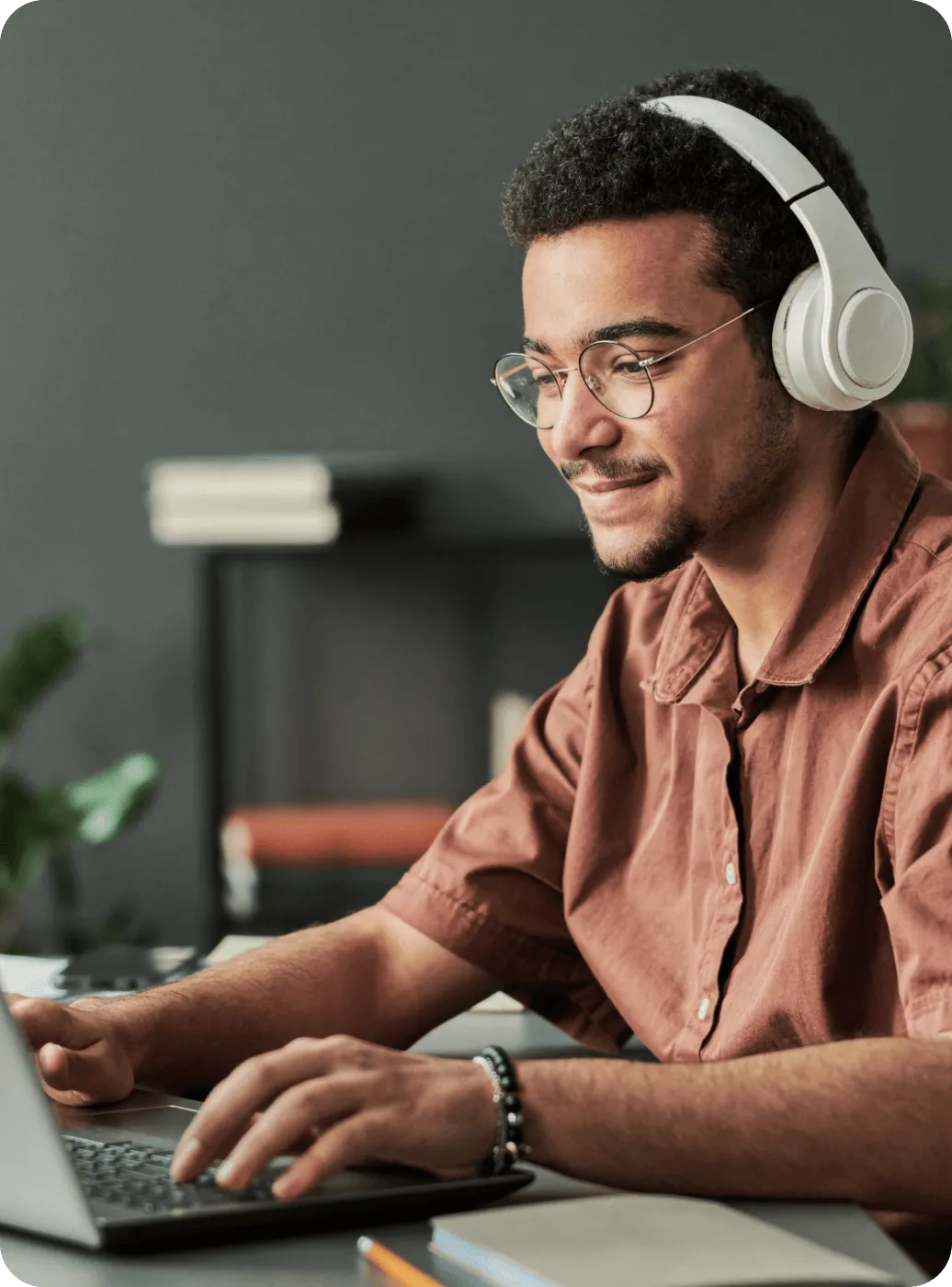 Un homme à lunettes avec un casque