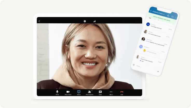 Employée participant à une visioconférence RingCentral sur son téléphone