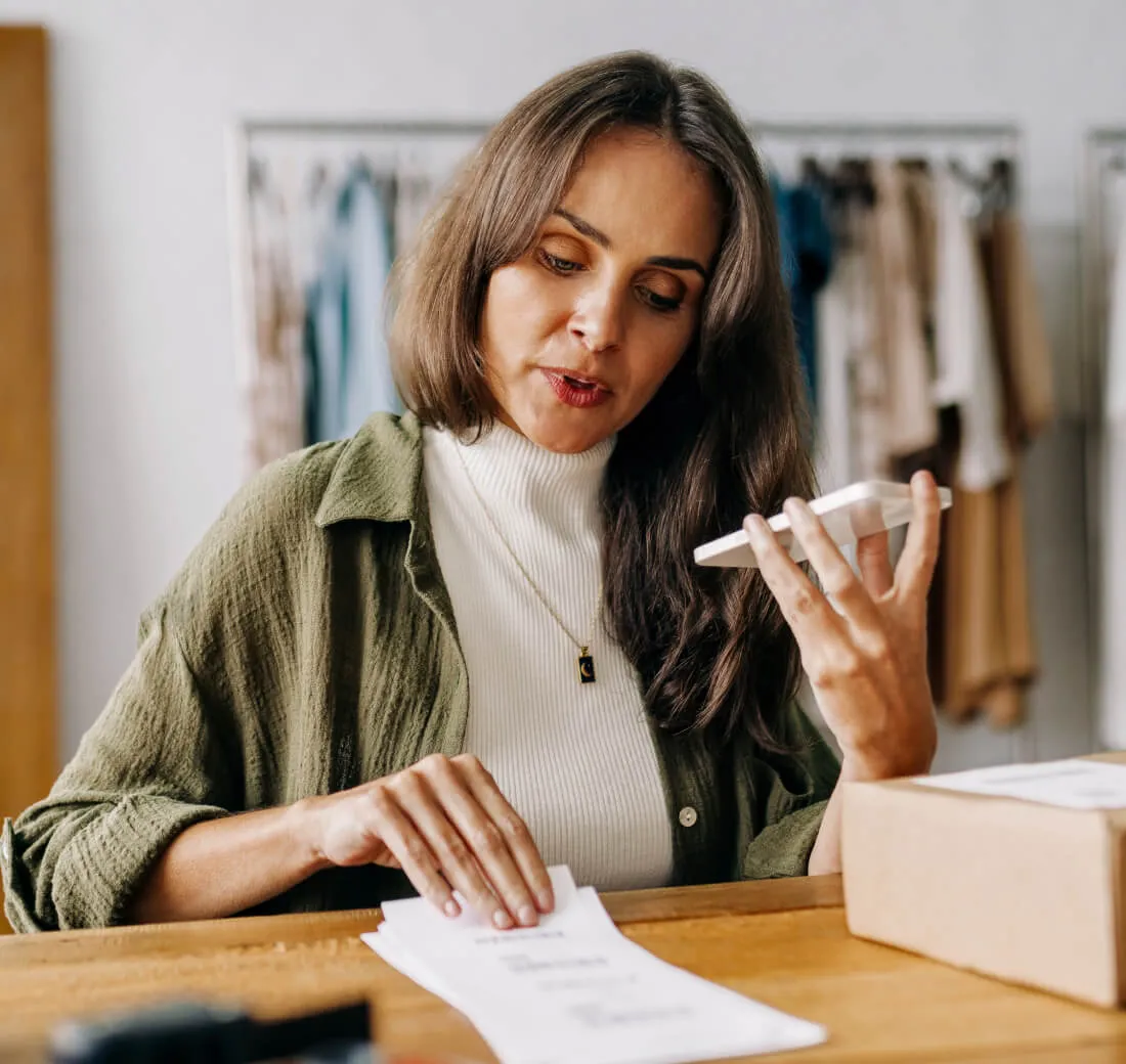 Une femme entrepreneur passe un appel avec l’application mobile RingCentral