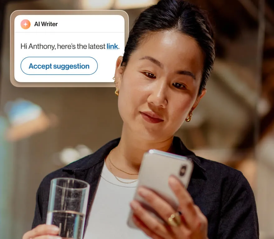 Une femme utilisant la fonctionnalité de rédacteur AI Conversation Expert pour envoyer un message de son téléphone