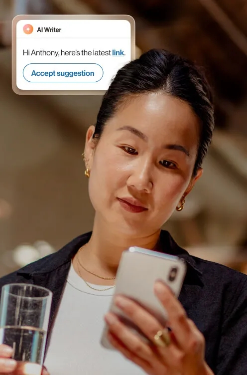 Une femme utilisant la fonctionnalité de rédacteur AI Conversation Expert pour envoyer un message de son téléphone
