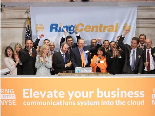 Le PDG de RingCentral, Vlad Shmunis, et les collaborateurs devant la bourse de New York (NYSE)