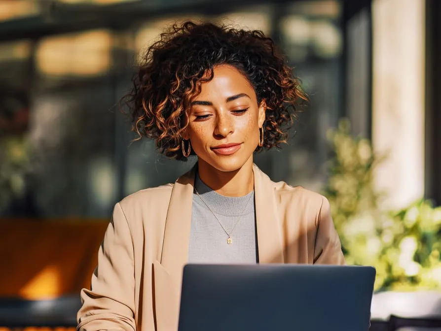 Une femme utilisant l’application RingCentral Video sur son ordinateur portable
