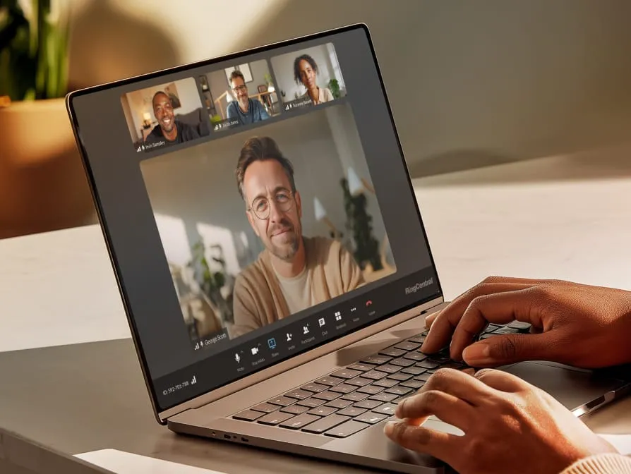 Collègues discutant d’un projet en utilisant RingCentral Video